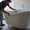 installer une baignoire îlot contre un mur